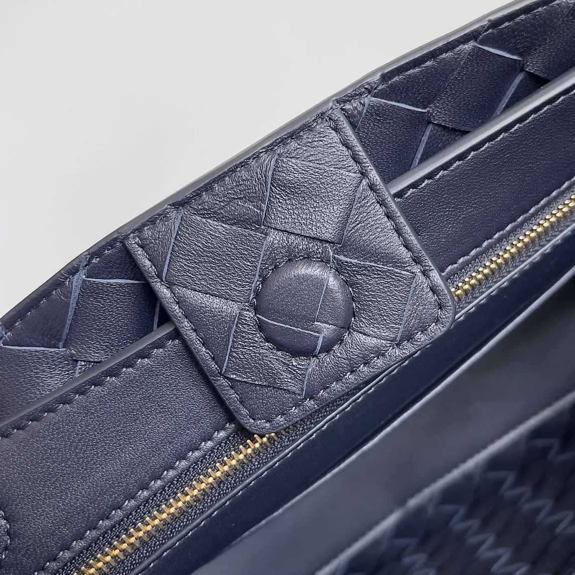The 2023 new Andiamo batch of 1860 BV has been shipped‼ ️Really popular🔥The new Andiamo woven handbag launched by Bottega Veneta this season is really popular all over the world! ! Celebrities at home and abroad have worn it, and Oscar-winning actress Michelle Yeoh has taken it out on the street. Song Jia, Trai Yara, Yu Feihong, Sanji Ayaka, Rosie Hunting-Whiteley, Yoshioka Riho, etc. have all picked up this bag. It is classic and versatile, showing off its temperament, and the bag capacity is also large, which is very convenient for daily commuting! ! A variety of carrying methods, the shoulder straps can be adjusted by yourself, the original lambskin feels soft and delicate, and the neutral style is made to break gender boundaries and bring a more practical and longer-lasting use experience. Andiamo, which has both elegant and casual styles, perfectly interprets the true appearance of "fashionable old money style". Style number: 743568 Size: 25*22*10.5cm